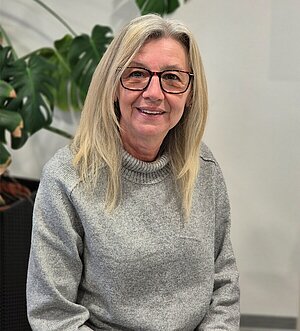 Pflegedienstleitung Cornelia bei der täglichen Arbeit.