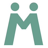 Ein grüner Buchstabe M mit zwei Punkten oberhalb der vertikalen Linien, die an zwei stilisierte Personen erinnern, die sich gegenüberstehen.