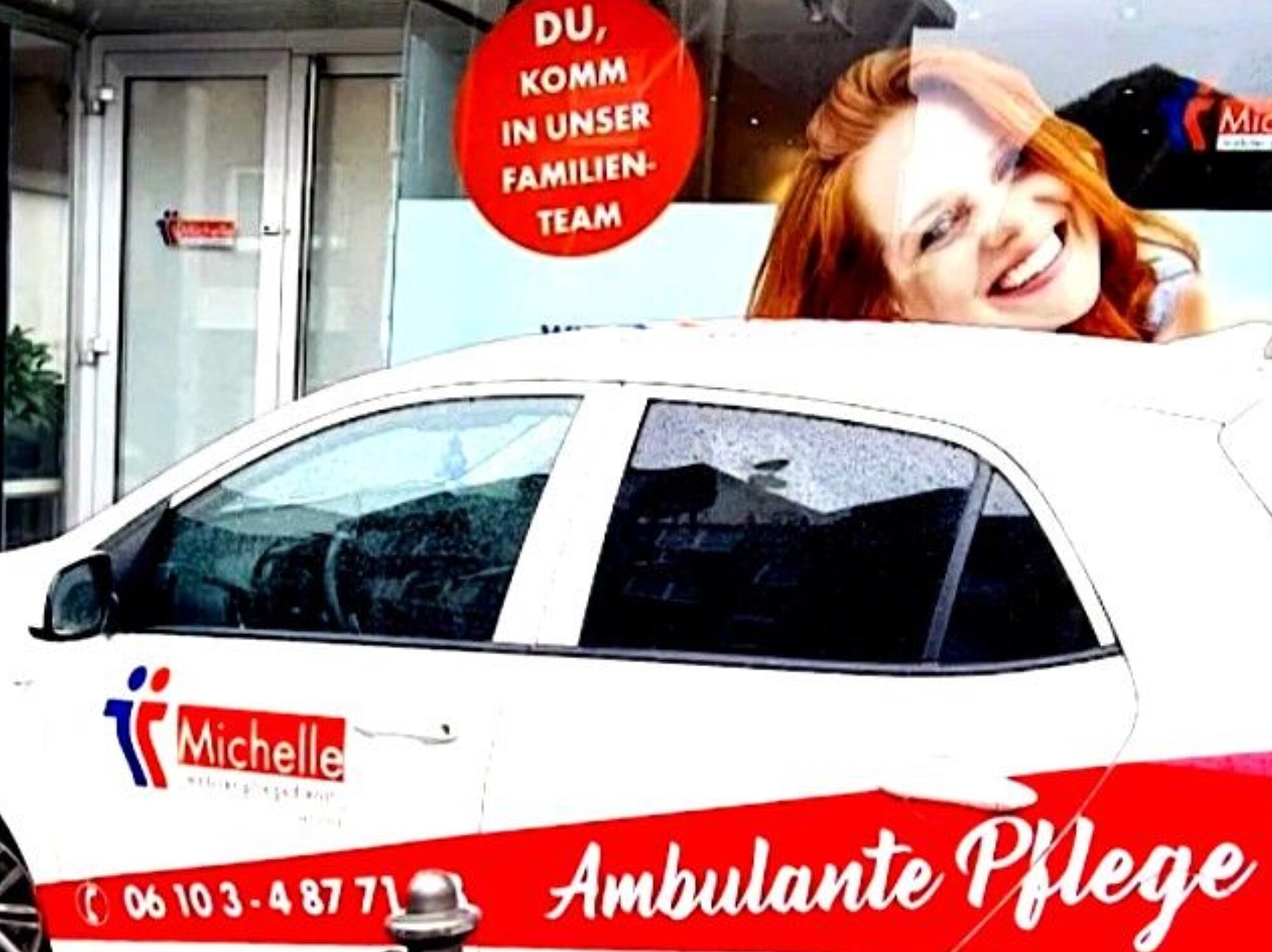 Ein weißes Auto mit der Aufschrift Ambulante Pflege ist vor einem Gebäude geparkt; darüber sind ein lächelndes Frauengesicht und ein Rekrutierungsschild zu sehen.