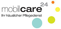 Logo für mobilcare 24 Ihr häuslicher Pflegedienst mit schwarzem und grauem Text und fünf farbigen Kreisen in Orange, Gelb, Grün und Blau auf weißem Hintergrund.
